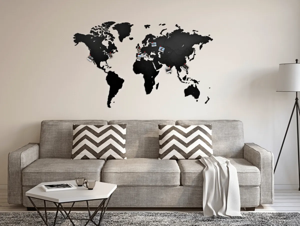 Карта мира над диваном
