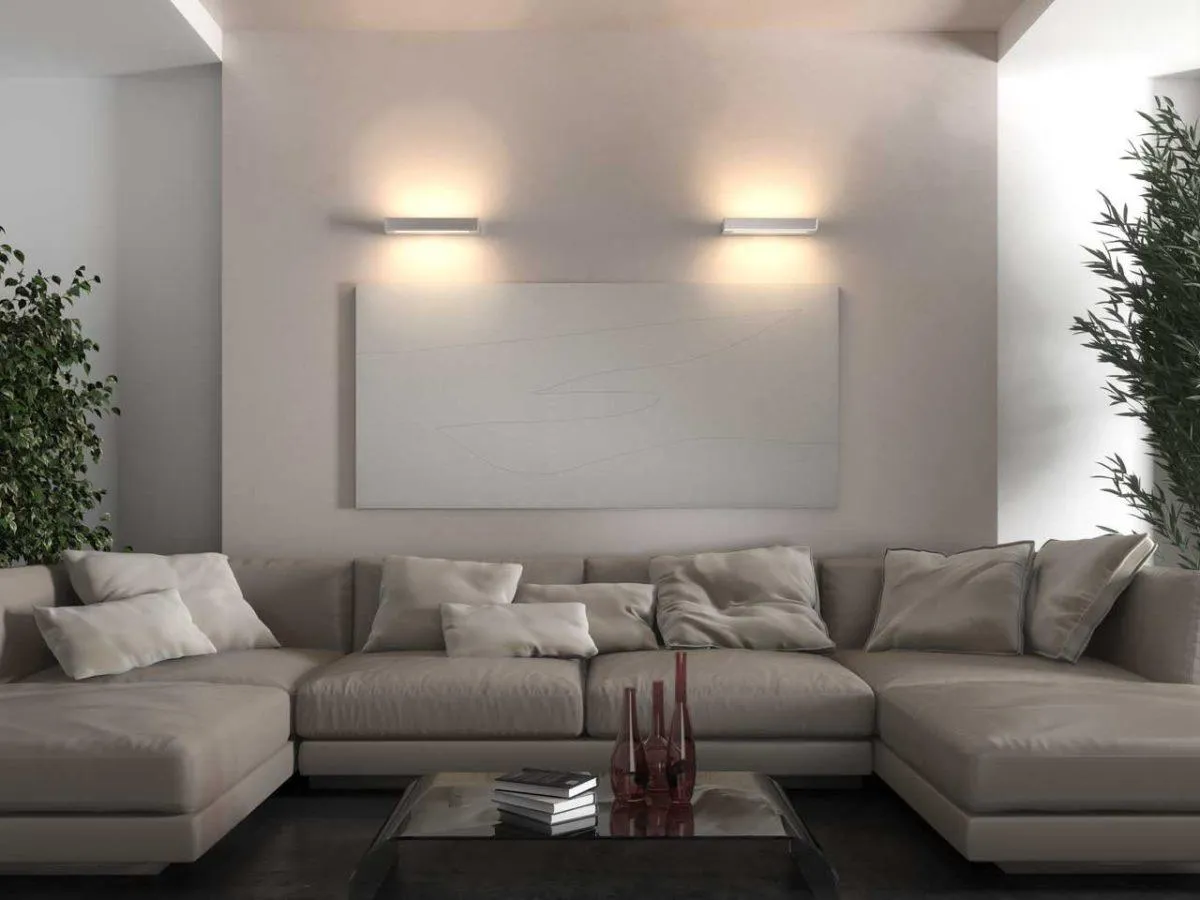 Светильники на стене за диваном