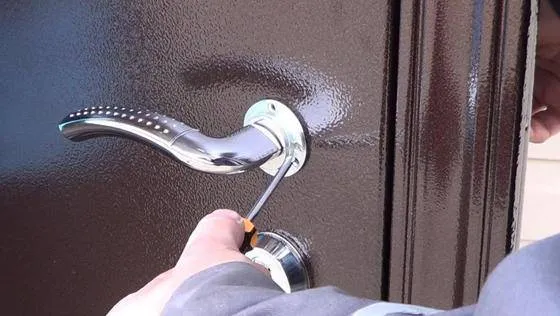 Простая установка ручки-защелки на межкомнатную деревянную дверь (видео)