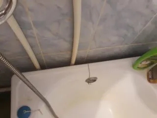 Чем заделать щель между ванной и стеной