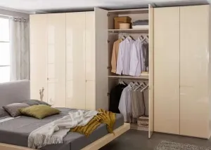 шкаф в спальню с распашными дверями