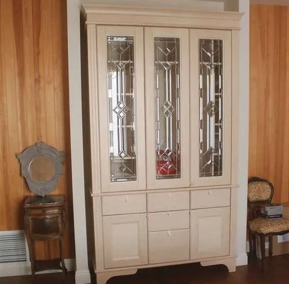 деревянный шкаф с дверцами