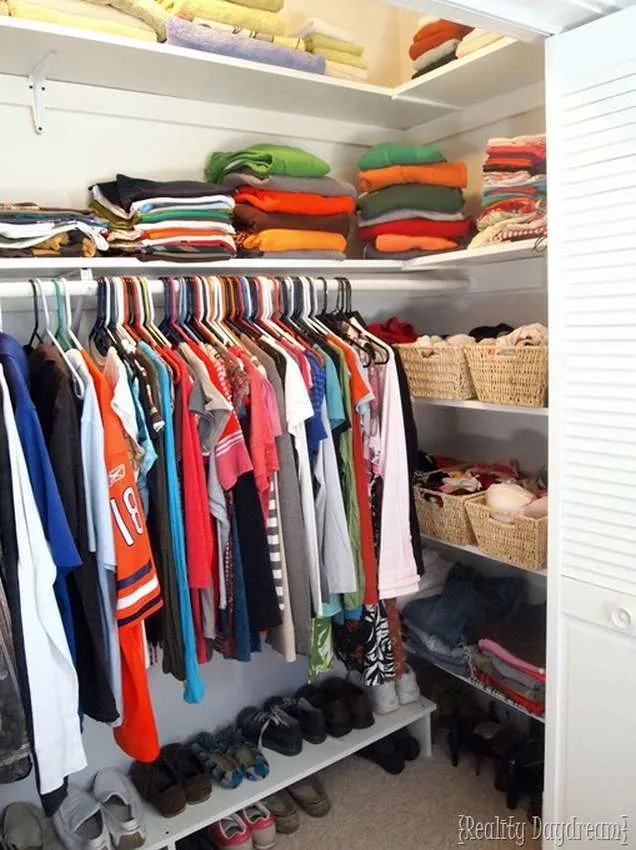 как установить угловые полки в встроенном шкафу для одежды