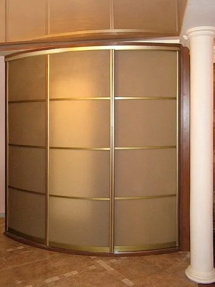Угловой шкаф-купе со стеклянным фасадом