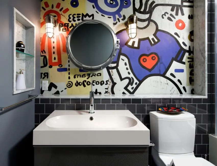 В оформлении стен современной ванной комнаты использована керамическая плитка и акриловая краска