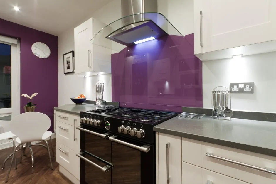 Фиолетовый цвет стен на кухне