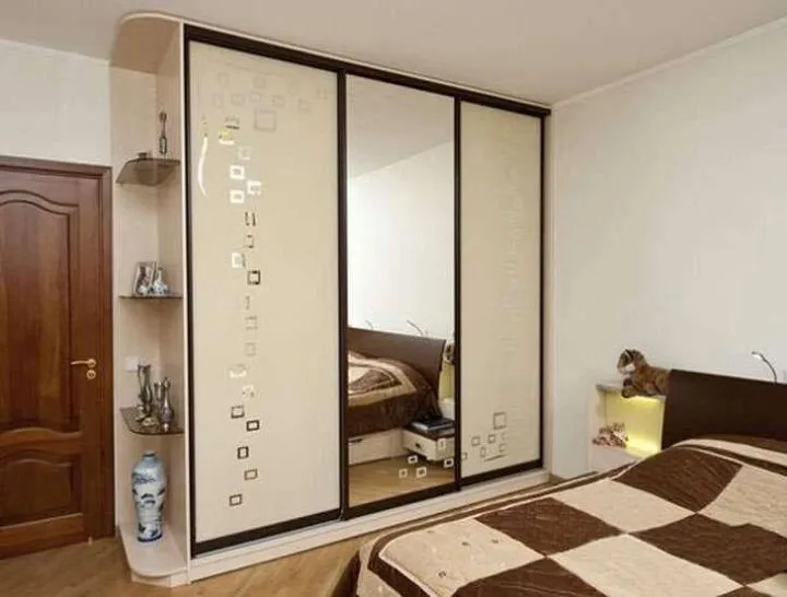 Шкаф-купе с зеркалом в интерьере спальни