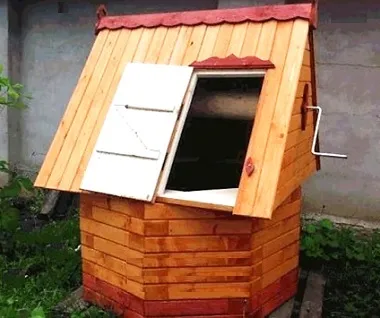 Круглый колодец с крышей в виде дома