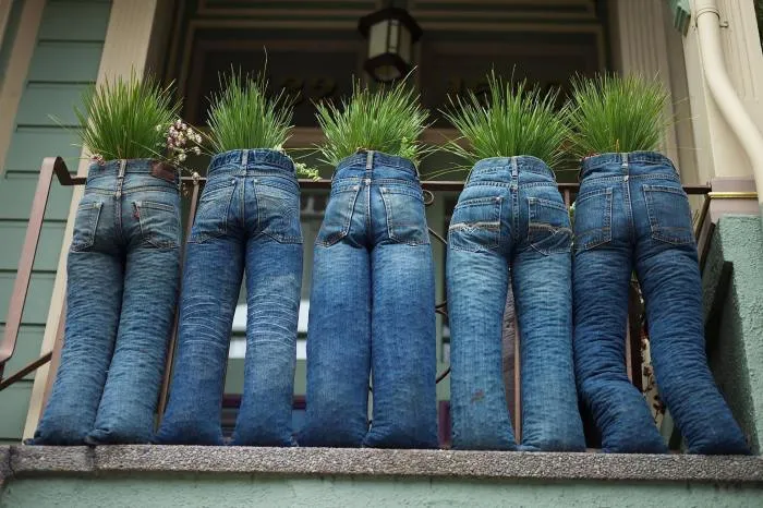 Вазоны из старых джинсов. \ Фото: google.com.ua.