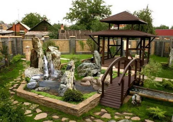 Двор частного дома с фонтаном и ручейком - стильно и красиво