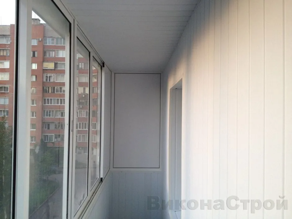 Балкон обшит панелями с цветочками