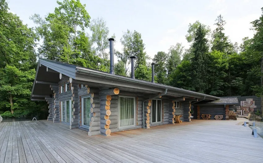 Загородный дом из бруса можно спроектировать с максимальным удобством, например со встроенной баней и гаражом