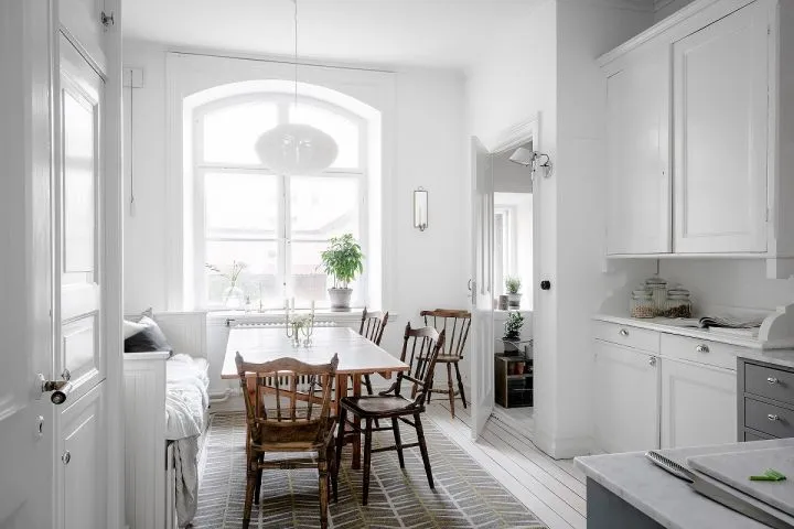 Белая кухня с деревянной мебелью