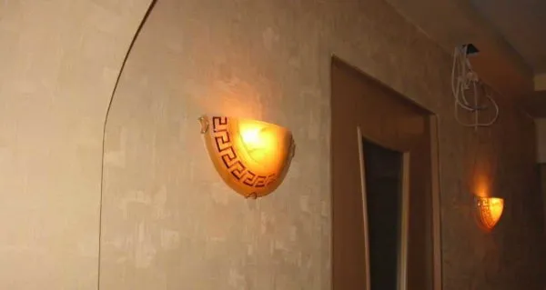 Для того чтобы получить отраженный от потолка свет, нужны светильники такого типа