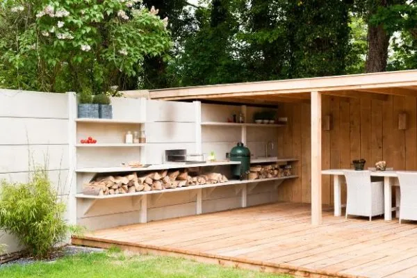 Открытая деревянная летняя кухня