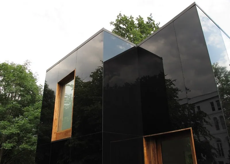 Черные стекло-панели на стене дома оригинального дизайна