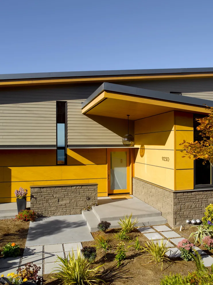 Комбинация серых и желтых панелей на фасада дома