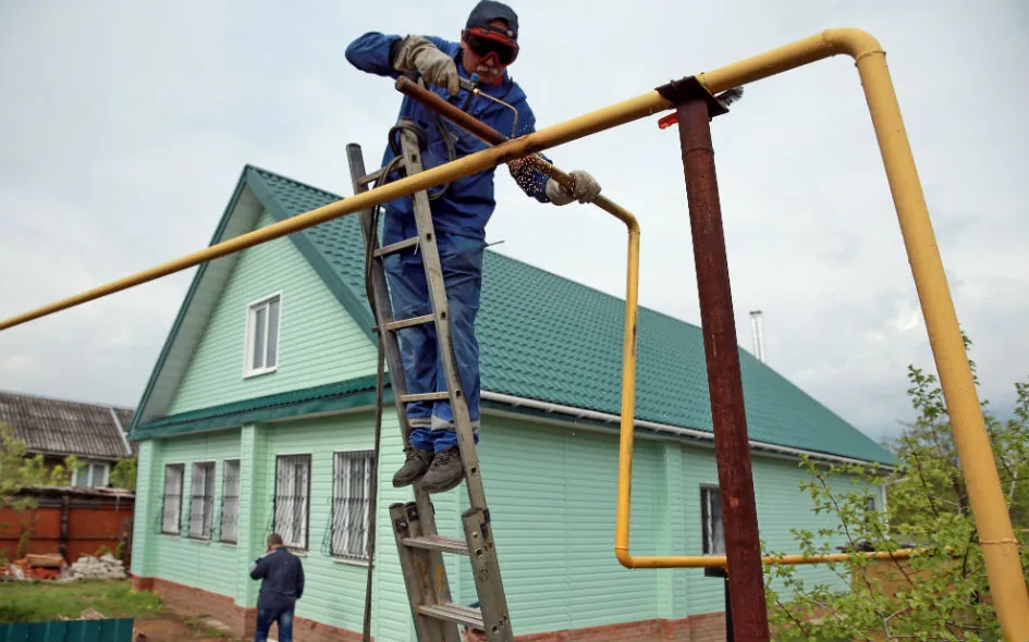 Сварка газовых труб во время газификации загородного дома