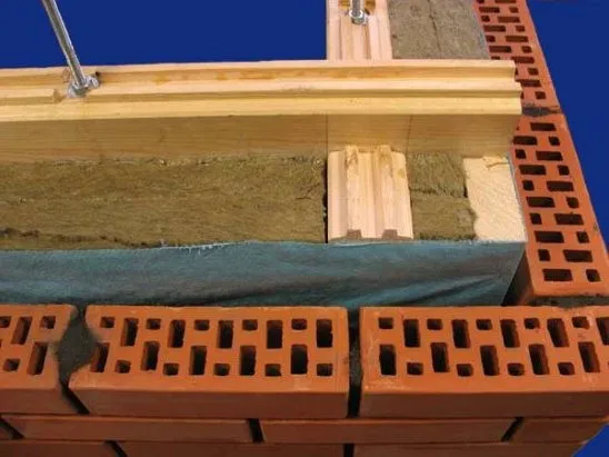 Правильная конструкция дома из бруса, обложенного кирпичом, с утеплителем, защитной мембраной и вентзазором