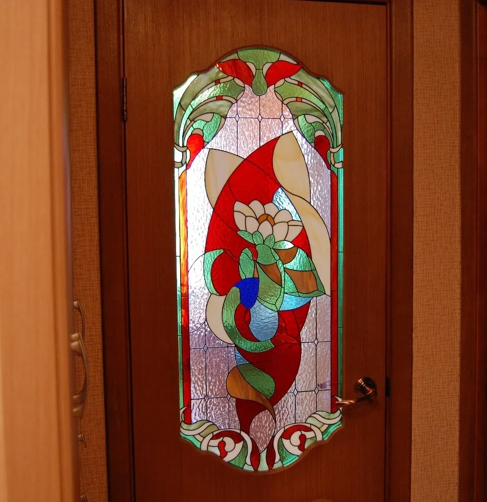 декор двери витражной росписью
