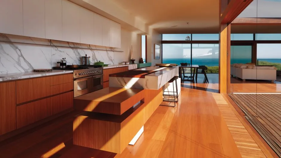 Кухня студия с панорамными окнами