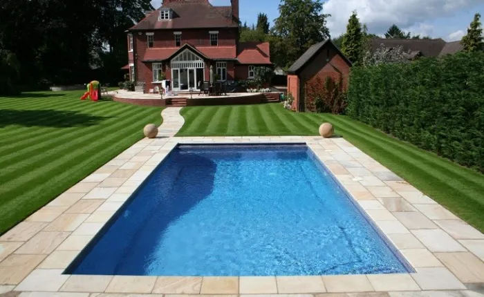 Для украшения придомовой территории и пространства вокруг бассейна можно использовать в качестве украшения полимерную траву.