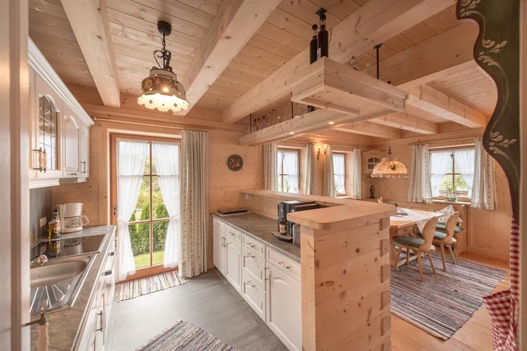 Деревянный потолок в кухне-столовой частного дома