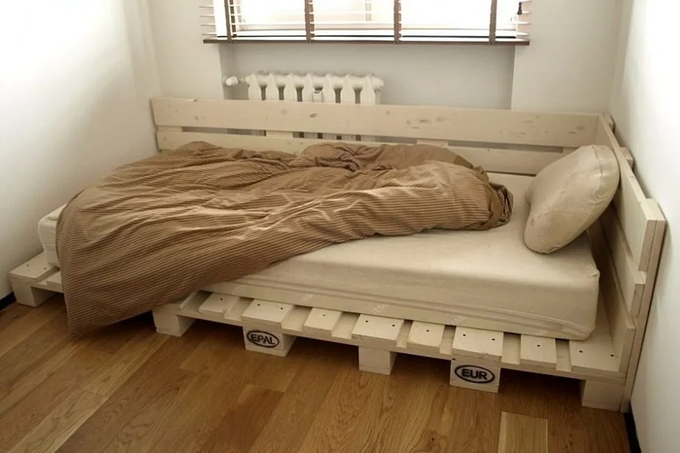 Собрать кровать из поддонов – самый простой и недорогой вариант обустройства спального места