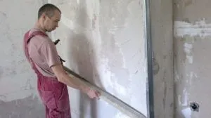 Как правильно штукатурить стены под обои