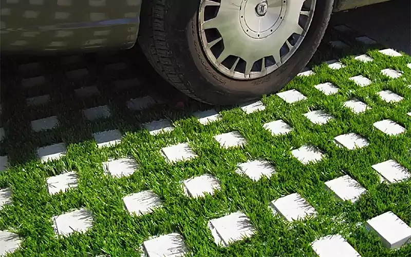 Современные технологии позволяют даже высадить газон на месте парковки, что будет очень красиво