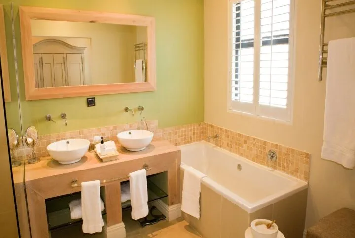 Плитку в ванной комнате можно использовать частично – это значительная экономия на ремонте