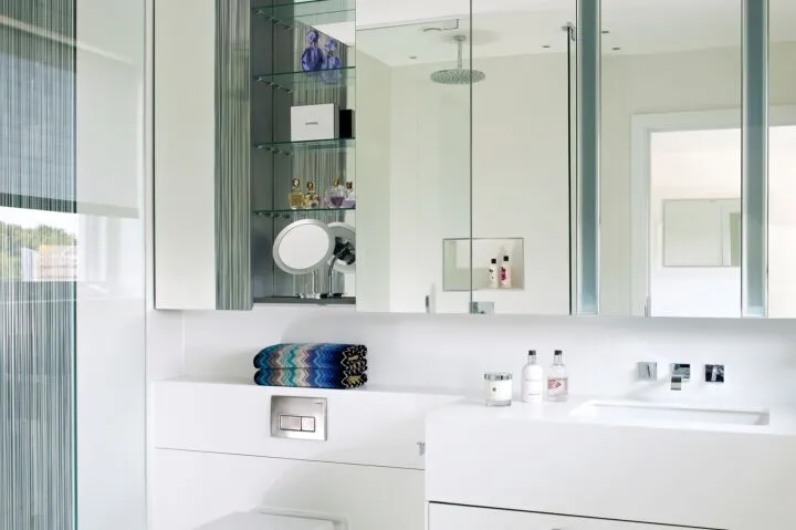 Шкафчики с зеркальными дверцами визуально расширят пространство ванной и сделают комнату светлее