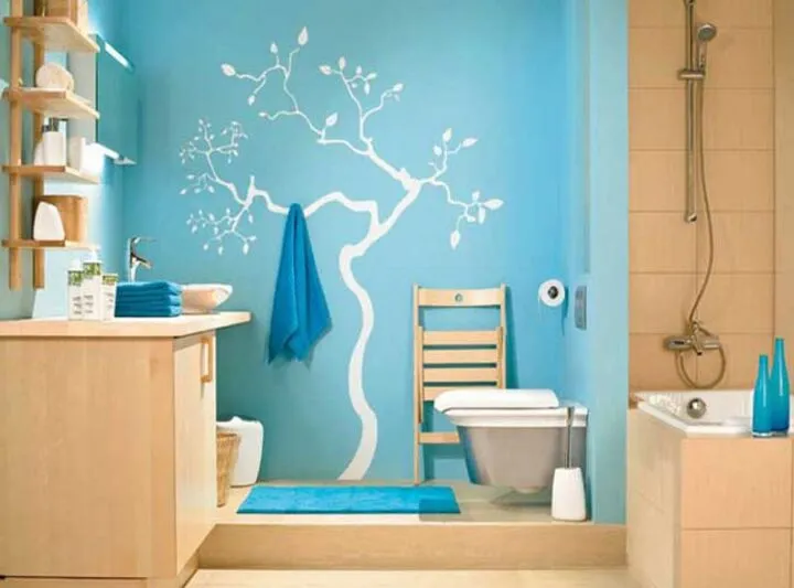 Краска на стенах ванной выглядит не менее эффектно, но стоит гораздо дешевле плитки