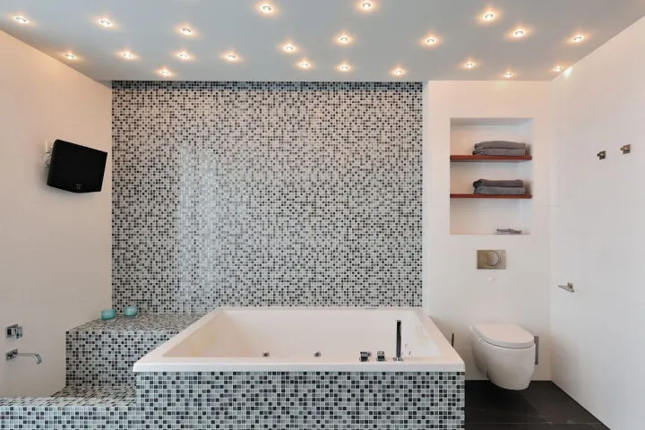 Натяжной потолок в ванной комнате прослужит гораздо дольше обычной краски или побелки