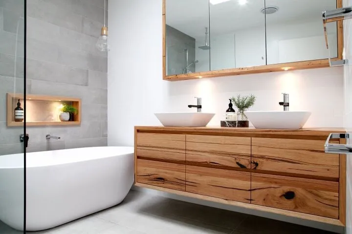 Если большинство стен в ванной комнате заняты мебелью, то можно сэкономить на облицовке стен при ремонте