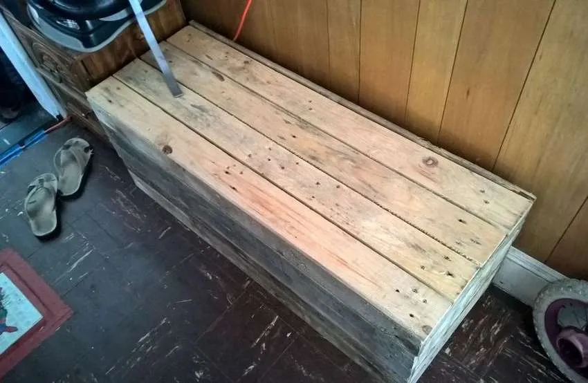 скамейка с ящиком из поддонов