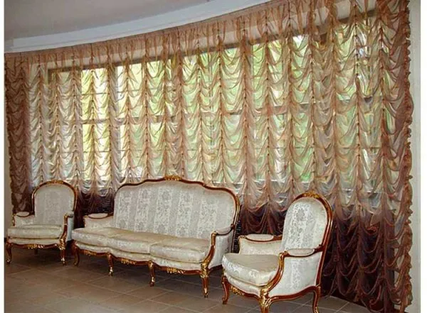 Австрийские шторы в классическом дизайне гостиной