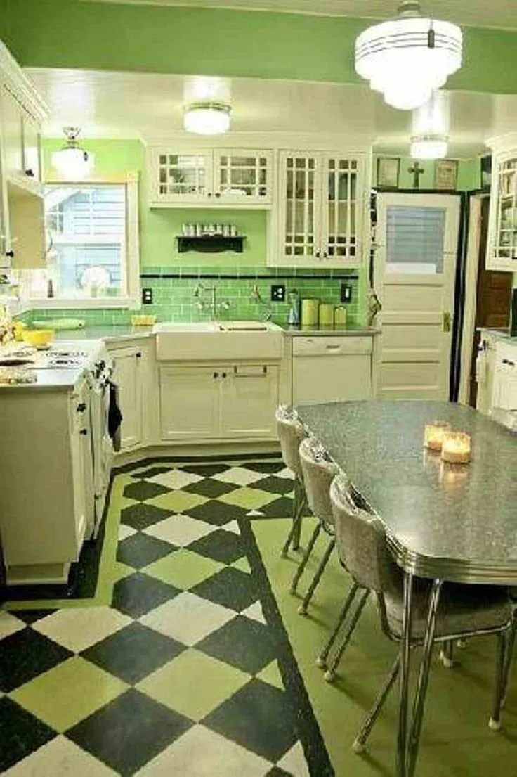 Бело зеленая кухня с деревянной столешницей