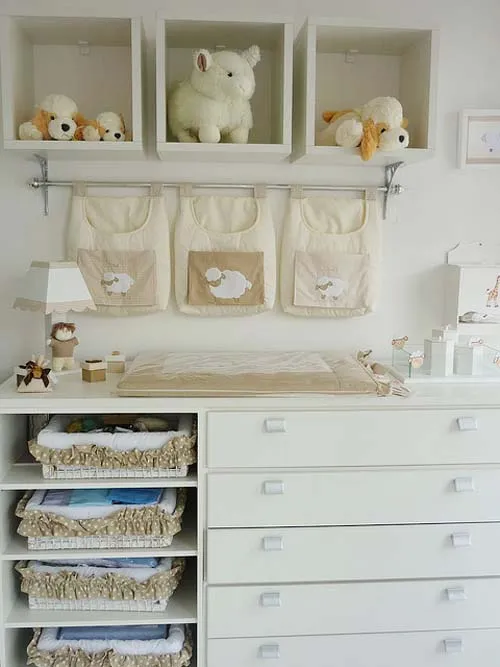 Столик для пеленания в детской комнате