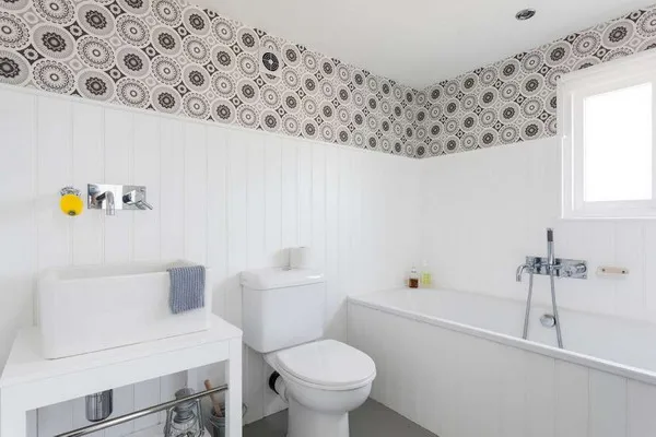 Отделанная ПВХ панелями ванная комната