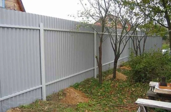 Металлический забор на даче