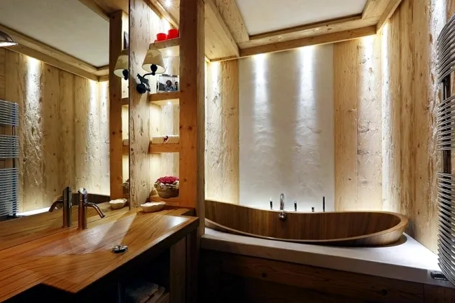 Ванная с деревянной отделкой