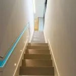 Узкая лестница в частном доме
