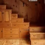 Деревянные ящики в лестнице