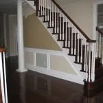 Классические перила на лестнице в доме