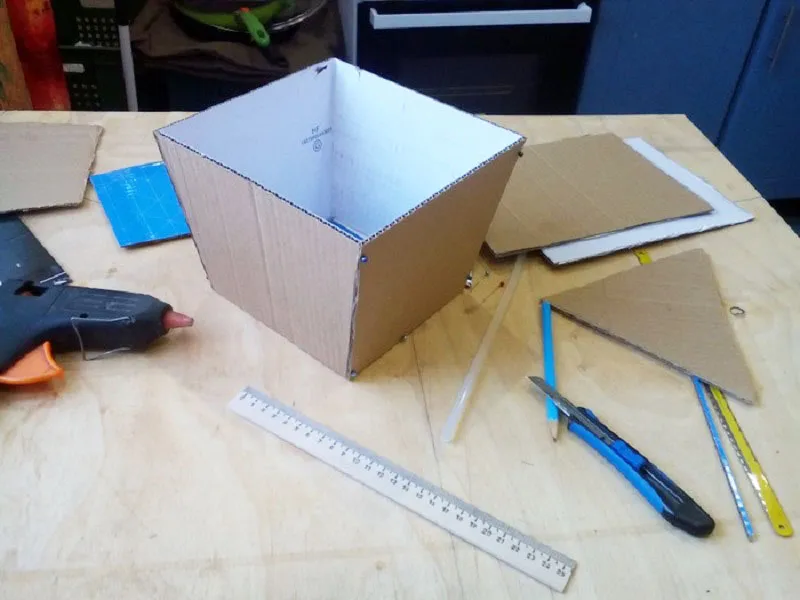 Удобнее работать с основой, которую можно сделать из любой коробки или картона