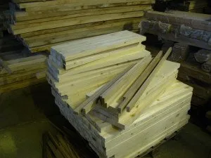 На фото - изготовление деревянных подоконников, balki.ru