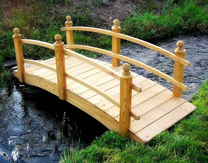 Простой деревянный мостик