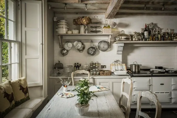 Кухня в стиле прованс в частном доме