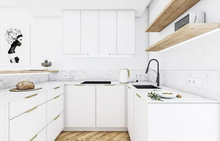 Белая кухня с деревянными элементами